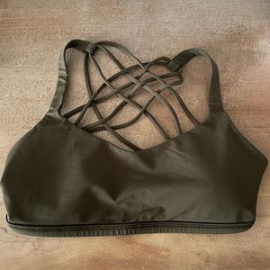 Lululemon cross-back bra. Great condition but tag is ripped off. Size 6.